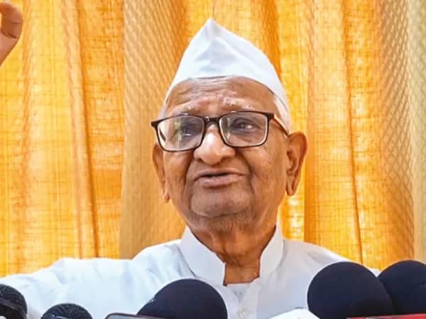 &lsquo;মদেই ডুবেছেন কেজরি&rsquo;, আবগারি দুর্নীতি নিয়ে তোপ আন্না হাজারের
