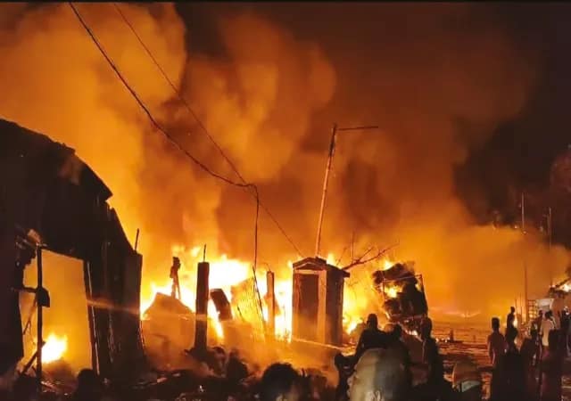 নারকেলডাঙায় বস্তিতে বিধ্বংসী আগুন, ঘটনাস্থলে ১৬টি ইঞ্জিন
