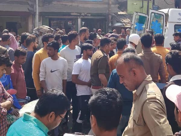 ভরদুপুরে নেশাগ্রস্ত যুবকের তাণ্ডব, ব্লেডের আঘাতে জখম একাধিক, পুলিস আসতেই আত্মহত্যার চেষ্টা