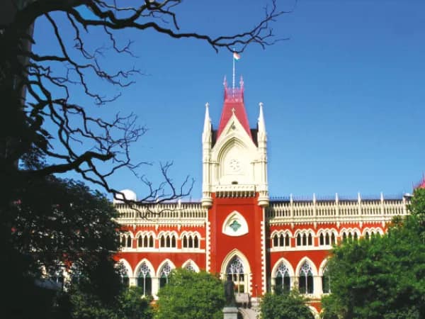 অ্যাকাউন্ট &lsquo;অ্যারেস্ট&rsquo; করে অভিনব জালিয়াতি! ব্যাঙ্ক কর্তৃপক্ষ কেন দায়িত্ব নেবে না, প্রশ্ন হাইকোর্টের