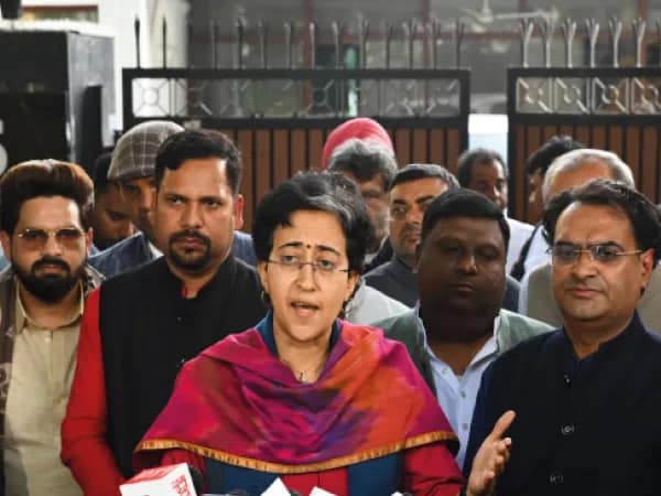 মোদি বিদেশ থেকে ফেরার পর দিল্লিতে নতুন সরকারের শপথ, ইস্তফা আতিশীর