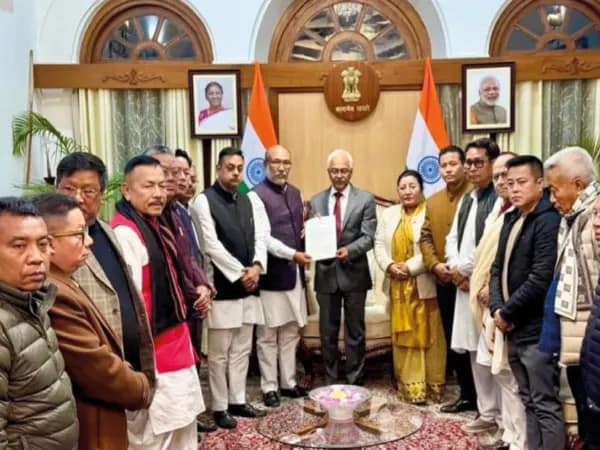অমিত শাহের সঙ্গে বৈঠকের পর ইস্তফা মণিপুরের মুখ্যমন্ত্রীর