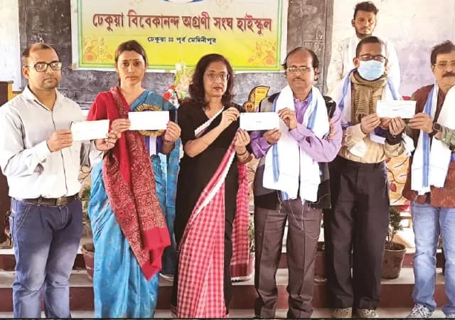 স্কুলে আধুনিক পরিকাঠামো গড়তে বেতনের টাকায় উন্নয়ন তহবিল হলদিয়ার শিক্ষকদের
&nbsp;