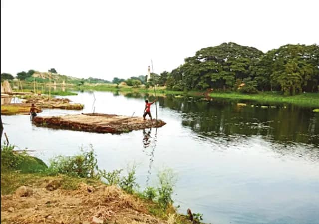 জলঙ্গির খাল পরিণত আবর্জনার ভ্যাটে, অবিলম্বে সংস্কার দাবি