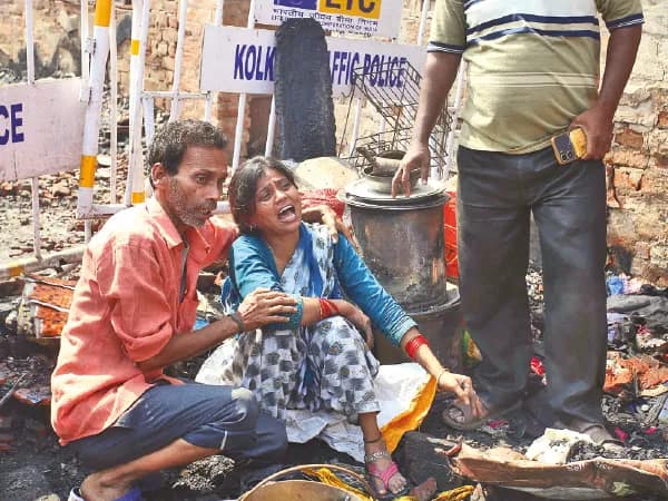 সামনে পরীক্ষা, পোড়া ঘরে দুই মেয়ের বইয়ের খোঁজে মা-বাবা