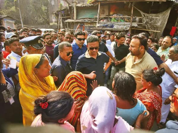 &lsquo;শচীন সিং চোর, টাকা নিয়ে ঝুপড়ি বসিয়েছে&rsquo;,&nbsp;ঘরহারাদের বিক্ষোভে থানায় &lsquo;আশ্রয়&rsquo; নিলেন কাউন্সিলার