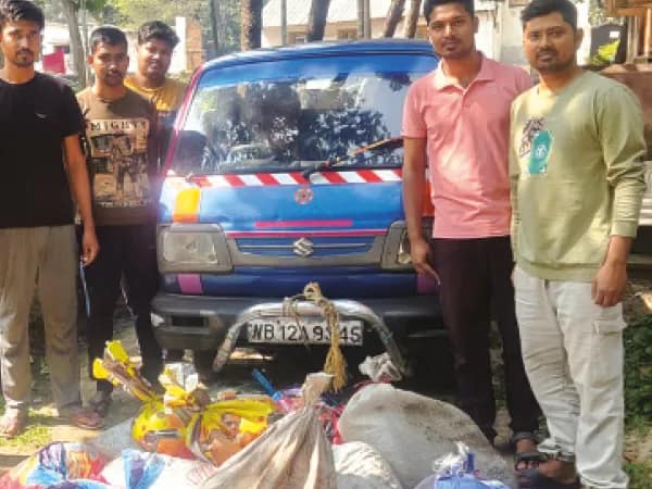 উলুবেড়িয়ায় প্রাইভেট গাড়ি থেকে উদ্ধার আট লক্ষ টাকার চোলাই মদ