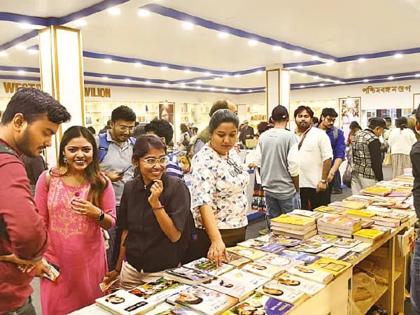 প্রাঙ্গণ উপচে ভিড়, শেষবেলার ছাড়ে দেড় হাজারি বই ৬০০তে