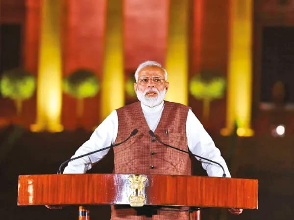 ১২ মাসে সুদ মেটাতেই ১৩ লক্ষ কোটি! মোদি সরকারের বাড়তে থাকা ঋণের বোঝা বইছে আম জনতা