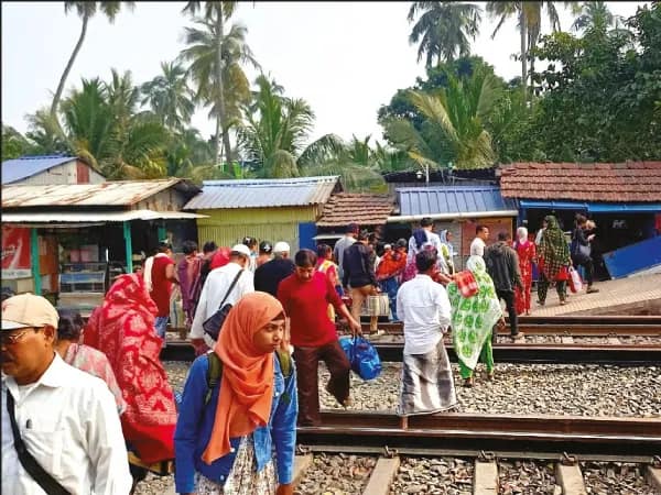 বিশরপাড়া-কোদালিয়া স্টেশনে লাইন টপকে অবাধে যাতায়াত