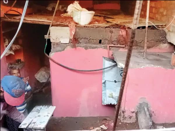 বাউন্ডারি ওয়ালের উপরে নির্মাণের অভিযোগ ঘিরে অশান্তি টালিগঞ্জে