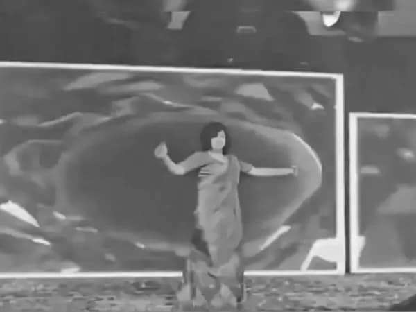 বিয়ের অনুষ্ঠানে নাচতে নাচতে মৃত্যু! মঞ্চেই লুটিয়ে পড়লেন তরুণী, চাঞ্চল্য
