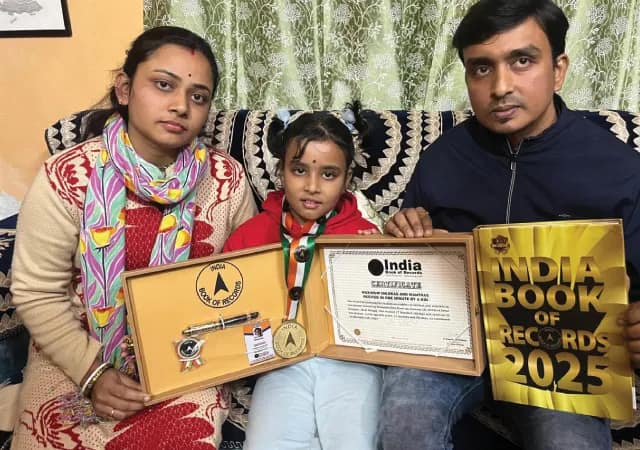 মিনিটে ১৭টি স্তোত্র পাঠ করে ইন্ডিয়া রেকর্ডসে নাম তুলল রায়গঞ্জের রীতশ্রী