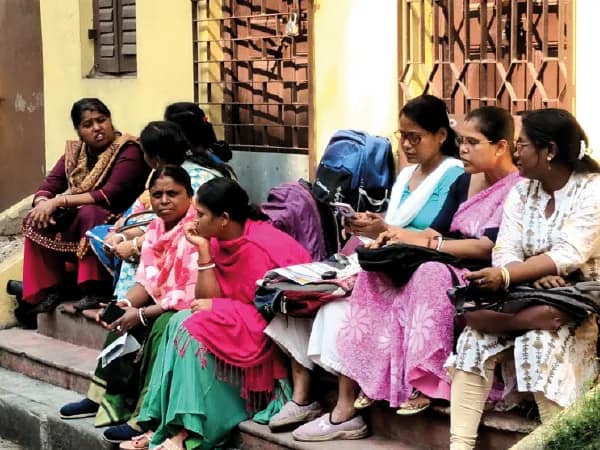 সন্তানরা পরীক্ষাকেন্দ্রের ভিতরে, বাইরে আড্ডা জোন অভিভাবকদের