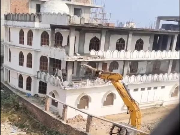 যোগীরাজ্যে ফের মসজিদে বুলডোজার