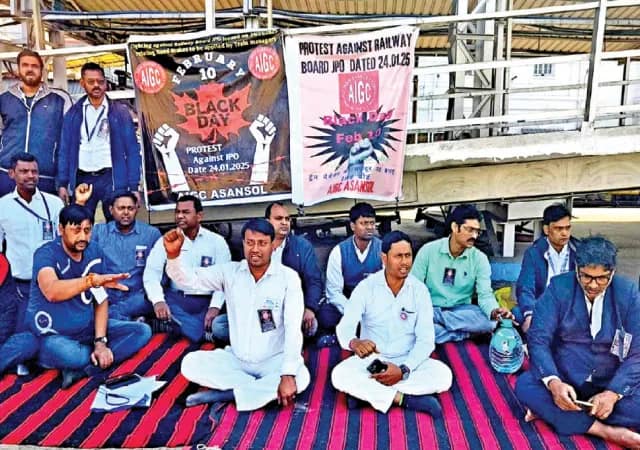 হ্যান্ডব্রেক, চেন বাঁধতে হবে এবার ট্রেন গার্ডদেরই &nbsp;রেলের নয়া ফরমান ঘিরে তুমুল বিক্ষোভ