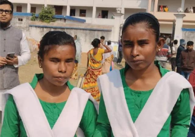 অদম্য জেদ, পরীক্ষা দিলেন মুরার&zwnj;ইয়ের দৃষ্টিহীন দু&zwnj;ই বোন