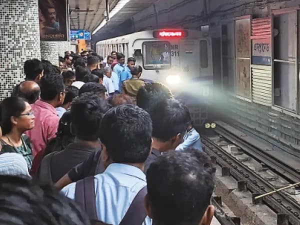 এসপ্ল্যানেড স্টেশনে আত্মহত্যার জেরে ব্যাহত হল মেট্রো পরিষেবা