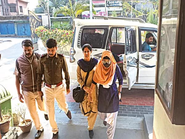 বোরখায় মুখ ঢেকে বোনের হয়ে পরীক্ষা, হুগলিতে আটক দিদি