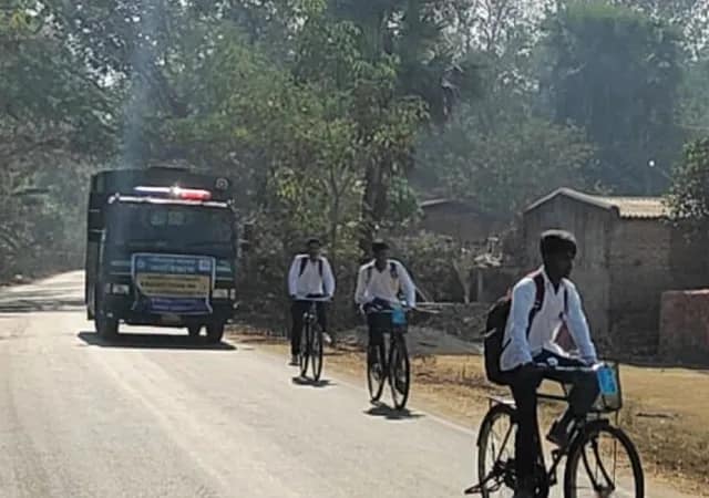 এসকর্ট করে মাধ্যমিক পরীক্ষার্থীদের পরীক্ষা কেন্দ্রে পৌঁছে দিচ্ছে বনদপ্তর