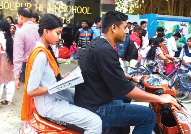 পরীক্ষার্থী ও অভিভাবকদের ভিড়ে বোলপুর স্কুলবাগানে তীব্র যানজট