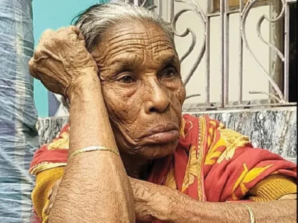 ভিখারির বেশে মোবাইল চুরি, বৃদ্ধার ব্যাগে মিলল ৩টি ফোন