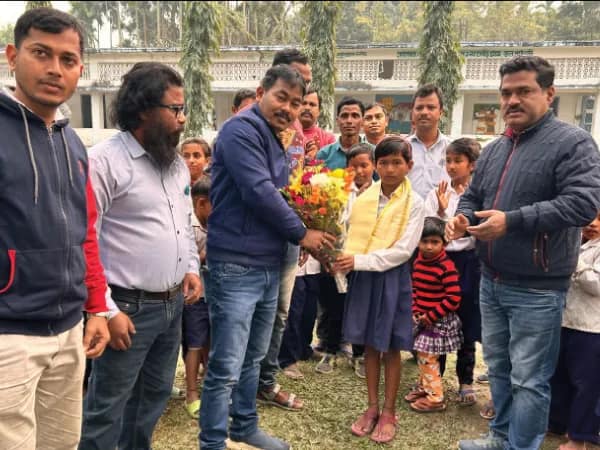 জেলাস্তরের বার্ষিক ক্রীড়ায় হাই জাম্পে প্রথম স্থানাধিকারী ময়নাগুড়ির ছাত্রী রিঙ্কিকে সংবর্ধনা