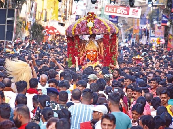শীতলা দেবীর স্নানযাত্রায় থিকথিকে&nbsp; ভিড়, দণ্ডি কাটলেন কয়েক হাজার