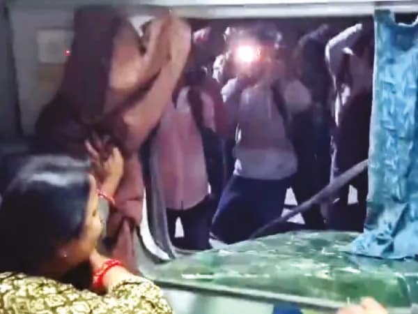 বিহারে ট্রেনে উঠতে না পেরে শীতাতপ কোচের জানালা ভাঙল কুম্ভ-যাত্রীরা