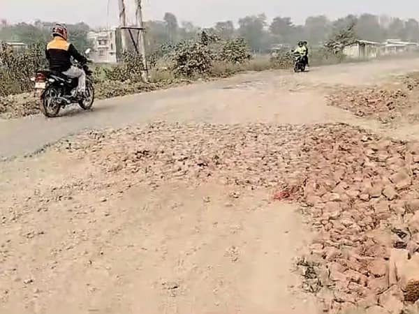 বুলুণ্ডি থেকে মায়াপুর স্টেশন ও বাসস্ট্যান্ডের রাস্তা অসম্পূর্ণ