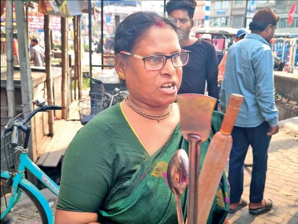 কোর্ট চত্বরেই বিবাদীকে বাটাম দিয়ে মার মহিলার
