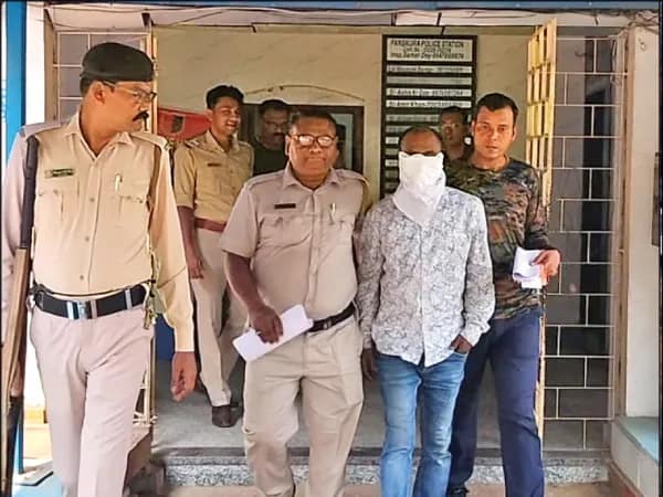 কলসেন্টারের আড়ালে সাইবার প্রতারণা, দমদম থেকে গ্রেপ্তার যুবতী সহ মূল চক্রী
&nbsp;