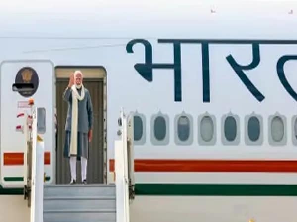 প্রধানমন্ত্রীর বিমানে জঙ্গিরা হামলা চালাবে! হুমকি ফোন এল মুম্বই পুলিসের কাছে