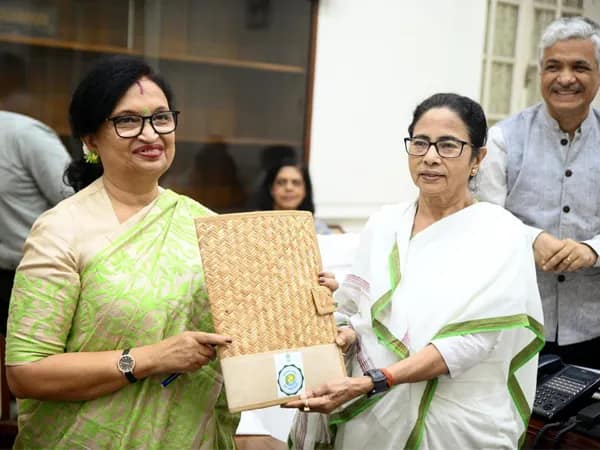 সরকারি কর্মচারীদের ৪ শতাংশ ডিএ বাড়ল, বাংলার বাড়ি প্রকল্পে ৯,৬০০ কোটি টাকা বরাদ্দের ঘোষণা চন্দ্রিমার