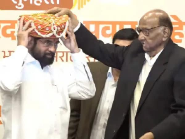 একনাথ সিন্ধেকে সংবর্ধনা শারদের, ক্ষুব্ধ উদ্ধব শিবির