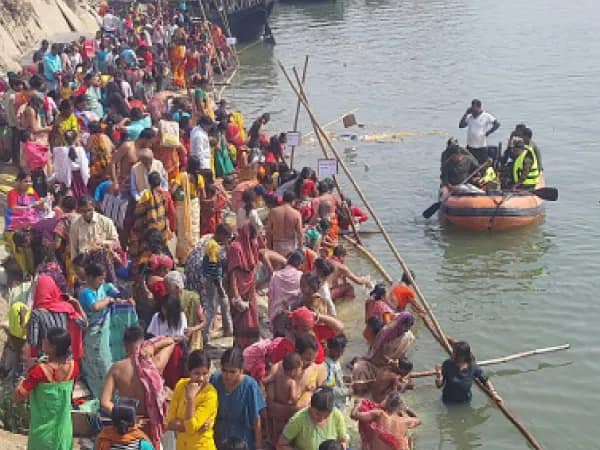 মহাকুম্ভে যেতে না পারার আক্ষেপ মেটাতে মানিকচকের ঘাটে পুণ্যস্নান