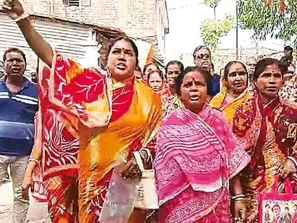 সন্দেশখালিতে বিজেপি নেতার বিরুদ্ধে মহিলাদের তুমুল বিক্ষোভ