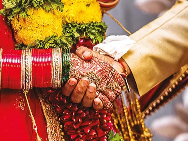 ব্যবসায়ীকে না পসন্দ, রেজিস্ট্রি ম্যারেজের পরদিন প্রেমিকের সঙ্গে মন্দিরে বিয়ে ছাত্রীর