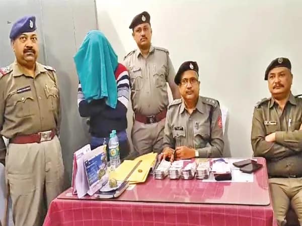নিউ ফরাক্কা স্টেশনে পাঁচ লক্ষ টাকার জালনোট সহ ধৃত যুবক