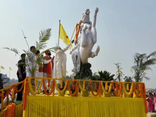 &lsquo;কেন্দ্রের মন্ত্রীরা দেখাই করেন না&rsquo; বেসুরো বিজেপির অনন্ত মহারাজ