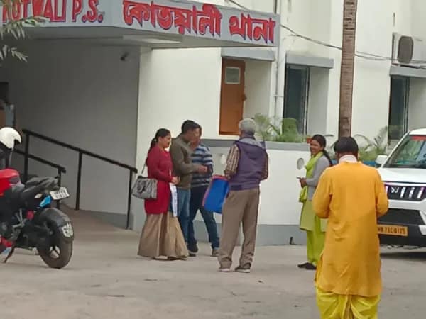 জলপাইগুড়িতে মোবাইল থেকে গ্যাস সিলিন্ডার চুরির ওস্তাদ পুলিসের জালে