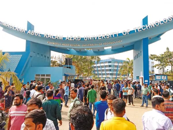 ছাত্রী আত্মহত্যায় বুধবারও বিক্ষোভ ম্যাকাউটে,&nbsp;&nbsp;&lsquo;পরিস্থিতি স্বাভাবিক, সোমবার পরীক্ষা হবে&rsquo;, দাবি উপাচার্যের