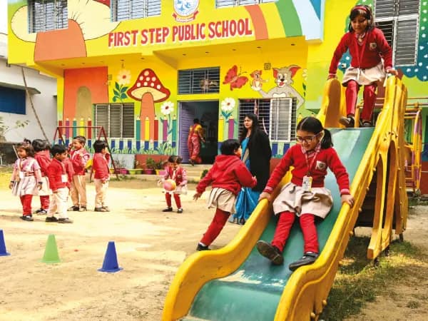 প্রথাগত শিক্ষার বাইরে বেরিয়ে পাঠদান ফার্স্ট স্টেপ পাবলিক স্কুলে