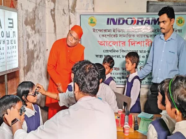 শিক্ষাদপ্তর ও রামকৃষ্ণ সারদা মিশনের যৌথ উদ্যোগে পড়ুয়াদের চক্ষু পরীক্ষা
