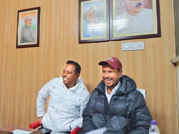 বিরোধী দলনেতা অজয়ের ঘরে হঠাৎ হাজির সভাধিপতি অরুণ