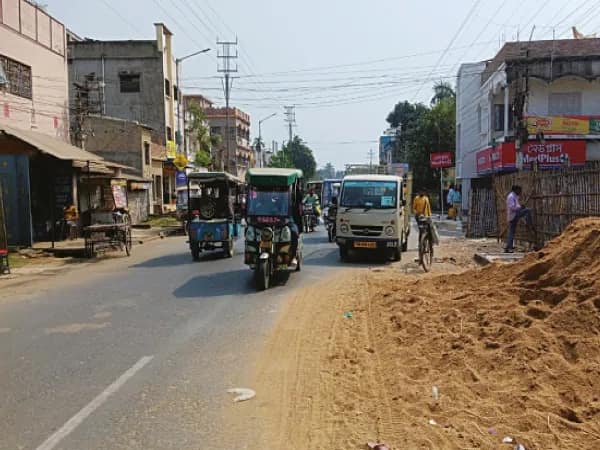 বালি-পাথর ফেলে রাস্তা দখল, দুর্ঘটনার শঙ্কা পুরাতন মালদহে