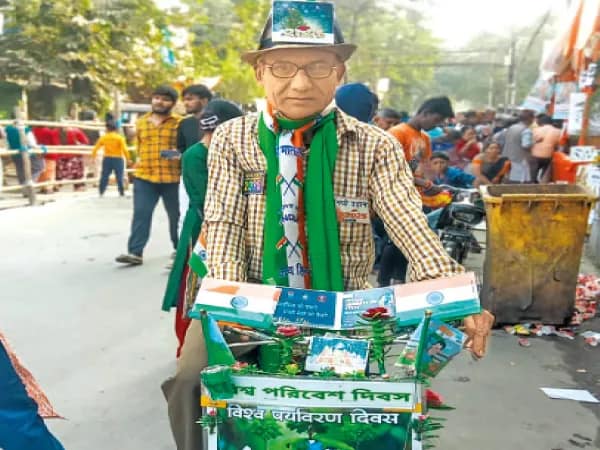 গঙ্গাকে দূষণমুক্ত রাখার আবেদন নিয়ে বছরভর সাইকেলে ঘুরে প্রচার, ক্লান্তি নেই ষাটোর্ধ্ব বৃদ্ধের