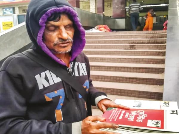 কৌশল আর স্পর্শ দিয়েই খবরের কাগজ বিক্রি করে সংসার চালান দৃষ্টিহীন শশধর