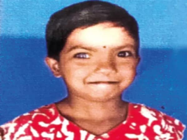 স্কুলের সামনেই গাড়ির চাকায় পিষে মৃত্যু চতুর্থ শ্রেণির ছাত্রীর