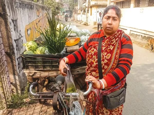 ছেলের ডায়ালেসিস চলছে, ভ্যানে সব্জি বিক্রি করে লড়াই চালাচ্ছেন তুফা